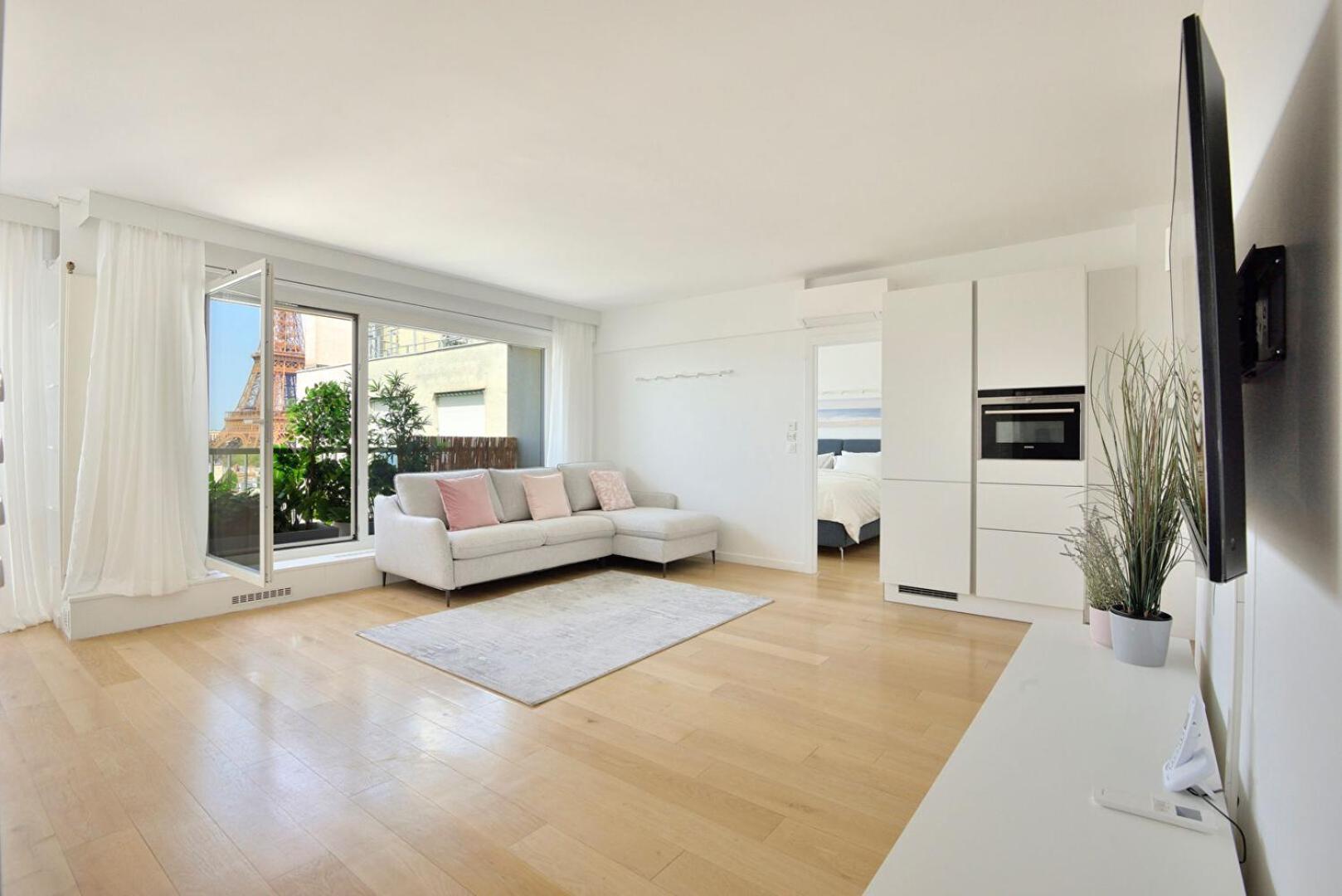 The Eiffel Tower - A Luxurious With Breathtaking Views Of The Eiffel Tower Appartement