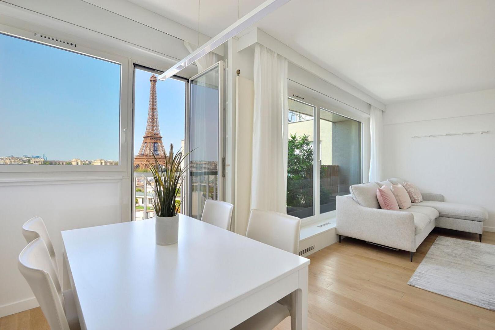 The Eiffel Tower - A Luxurious With Breathtaking Views Of The Eiffel Tower Appartement Parijs