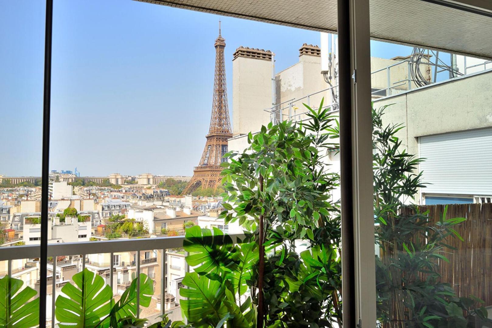 The Eiffel Tower - A Luxurious With Breathtaking Views Of The Eiffel Tower Appartement Parijs