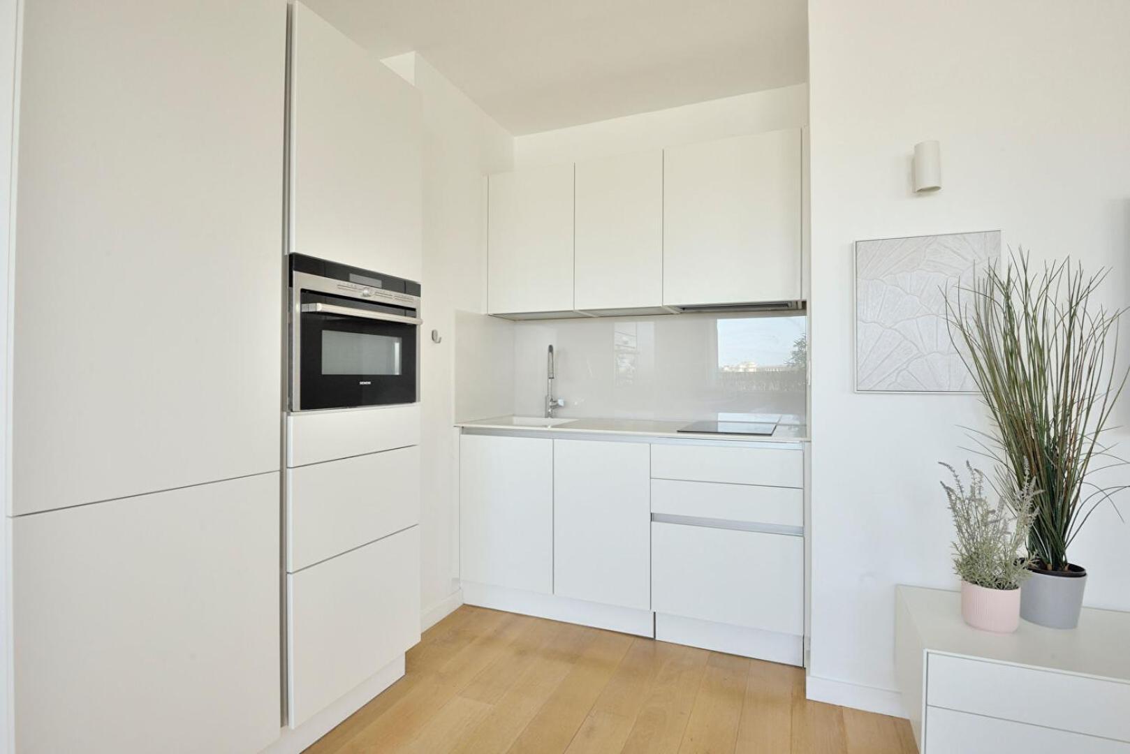 The Eiffel Tower - A Luxurious With Breathtaking Views Of The Eiffel Tower Appartement Parijs